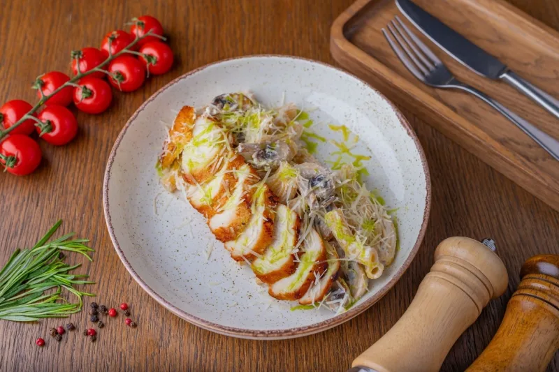 Заказать Пенне с куриной грудкой в сливочном соусес доставкой |Тренди