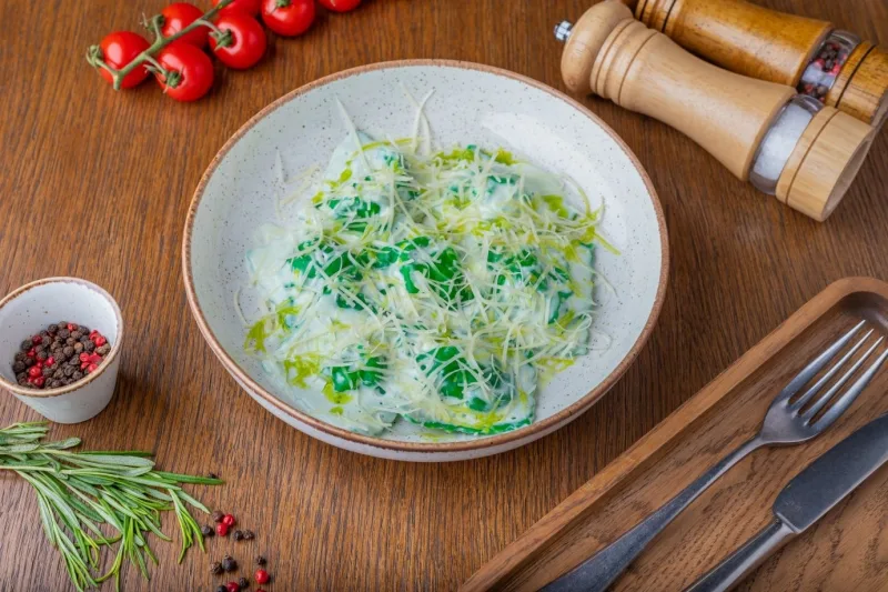 Заказать Равиоли из шпината с курицей и креветкамис доставкой |Тренди