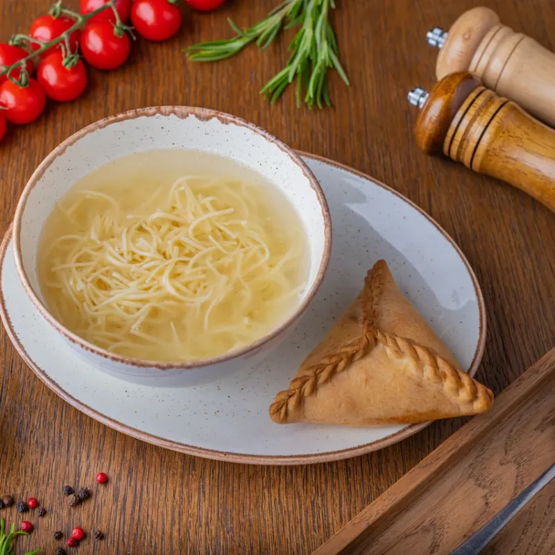 Куриный бульон с лапшой и треугольником с курицей в Тренди Заказать Куриный бульон с лапшой и треугольником с курицей с доставкой | Тренди