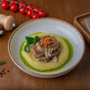 Бефстроганов с картофельным пюре и маринованными огурцами