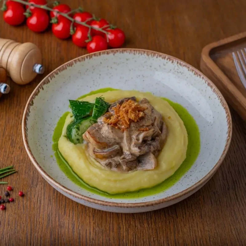 Бефстроганов с картофельным пюре и маринованными огурцами в Тренди Заказать Бефстроганов с картофельным пюре и маринованными огурцами с доставкой | Тренди