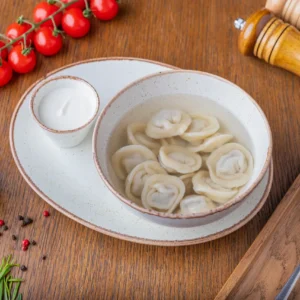 Пельмени с говядиной в бульоне со сметаной