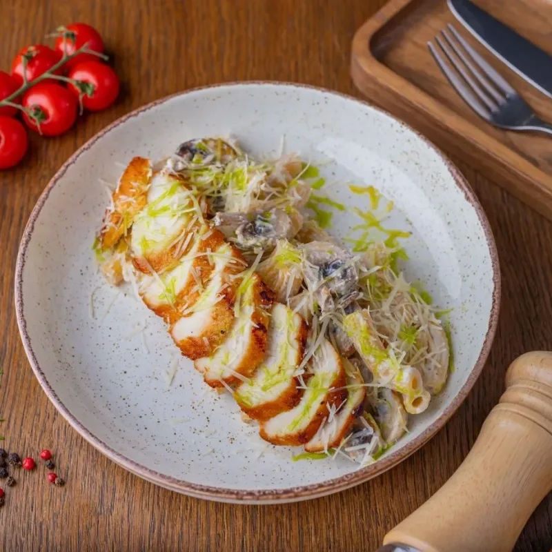 Пенне с куриной грудкой в сливочном соусе в Тренди Заказать Пенне с куриной грудкой в сливочном соусе с доставкой | Тренди