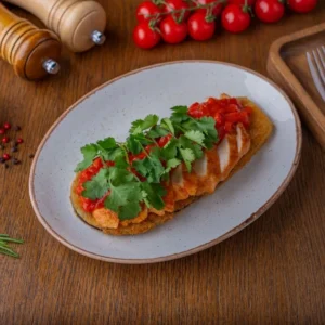 Куриная грудка с хрустящим баклажаном и соусом лечо